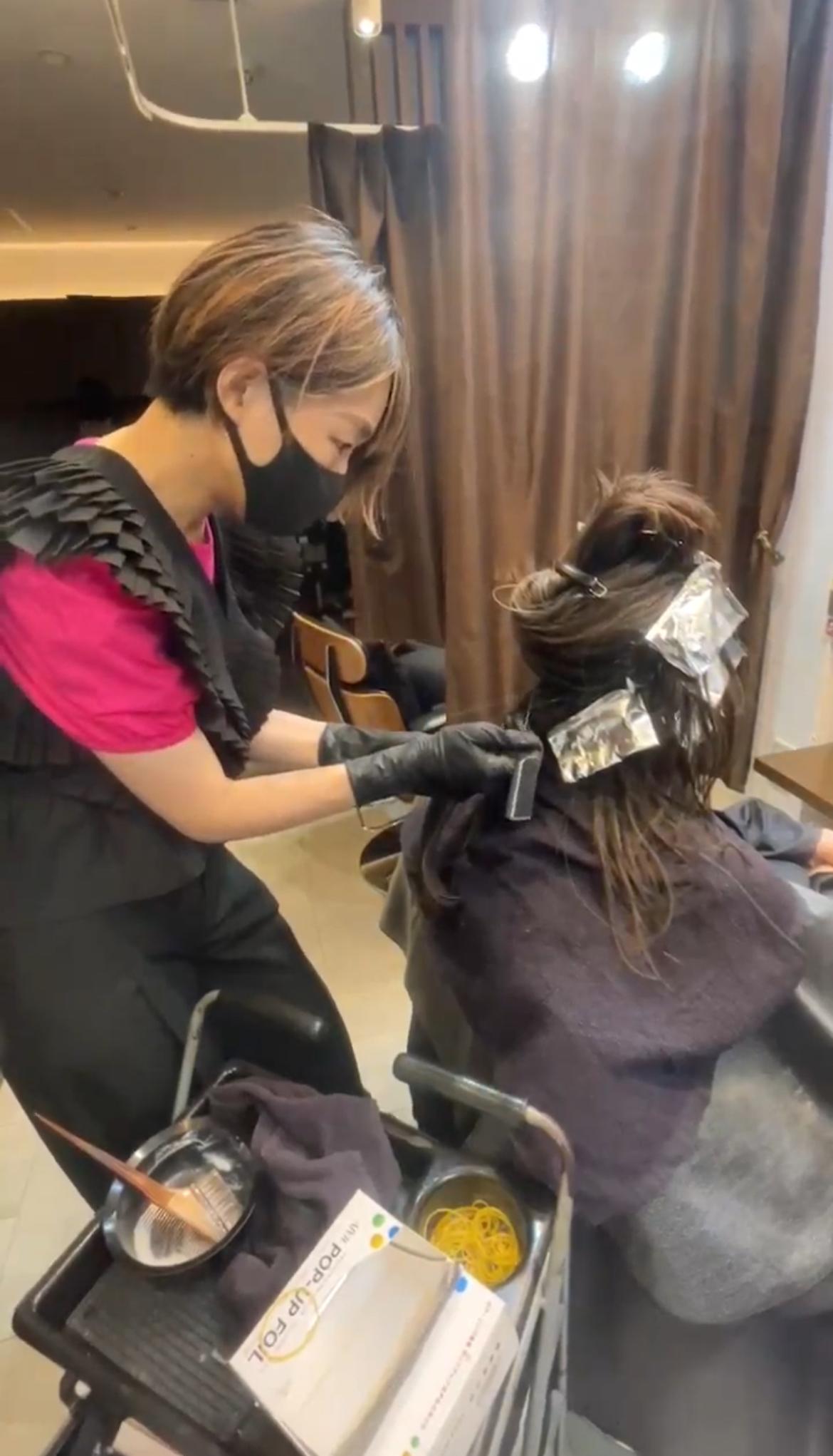 施術中の片瀬麻衣